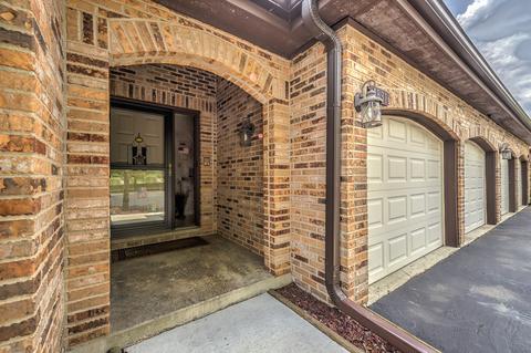 1831 Golf View Dr, Bartlett, IL 60103 photo 2