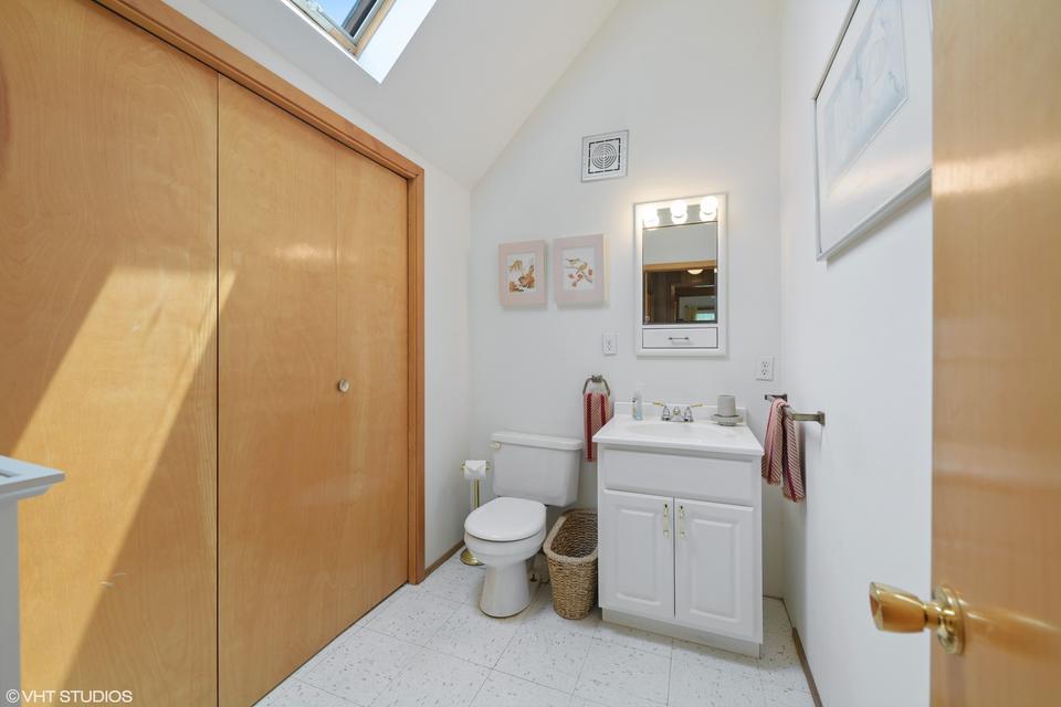  2117 W Bradley Pl, Chicago, IL 60618 photo 25