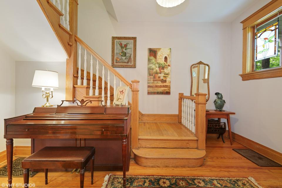  2117 W Bradley Pl, Chicago, IL 60618 photo 2