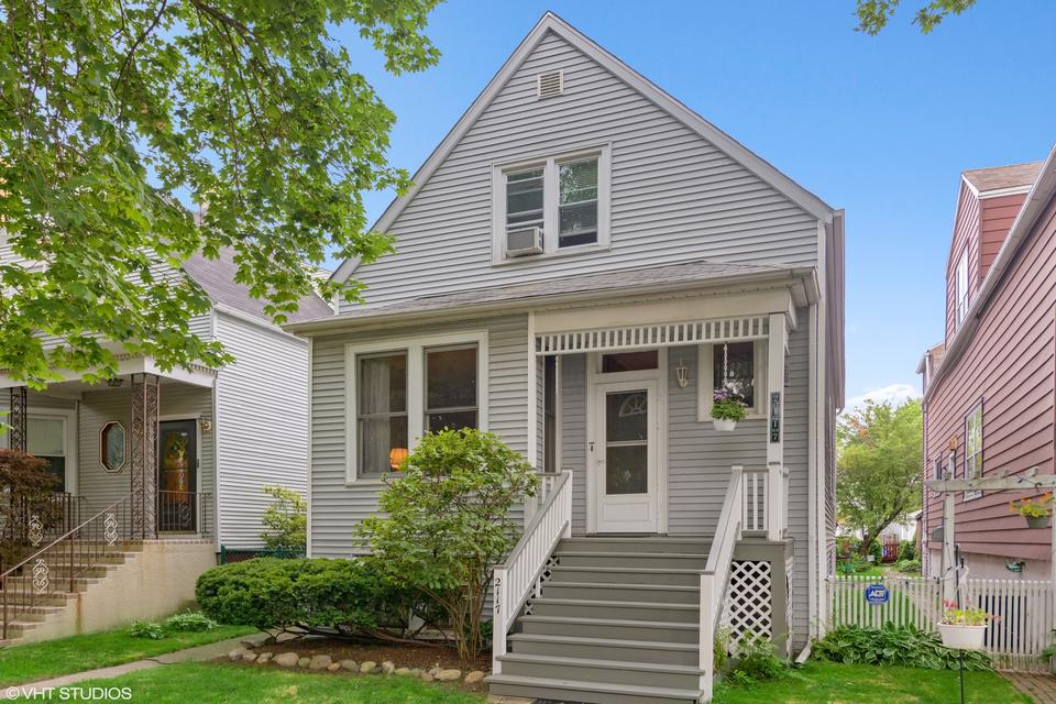  2117 W Bradley Pl, Chicago, IL 60618 photo 1