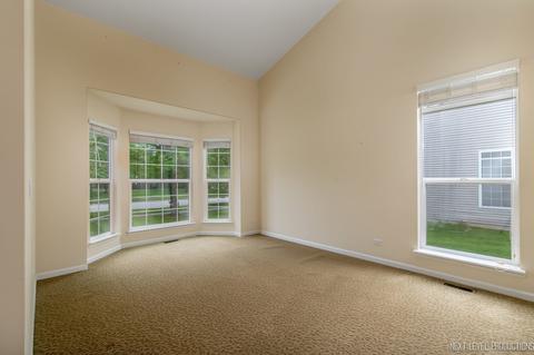 571 Suncrest Dr, Aurora, IL 60506 photo 2