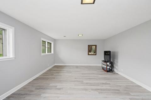 695 Devonshire Dr, Des Plaines, IL 60018 photo 9
