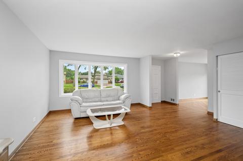 695 Devonshire Dr, Des Plaines, IL 60018 photo 2