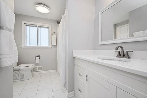 695 Devonshire Dr, Des Plaines, IL 60018 photo 8