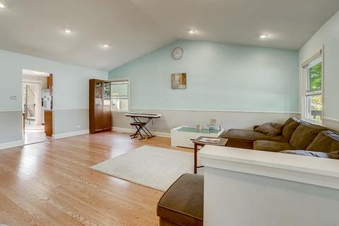 1475 Brookside Dr, Hoffman Estates, IL 60169 photo 4