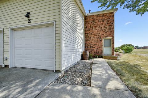 1552 Hunt Dr #E, Normal, IL 61761 photo 2
