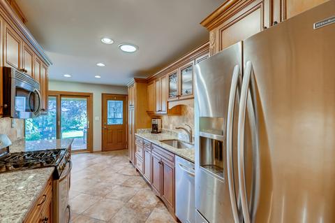 2011 E Wintergreen Ave, Mount Prospect, IL 60056 photo 4