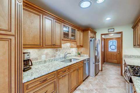 2011 E Wintergreen Ave, Mount Prospect, IL 60056 photo 3