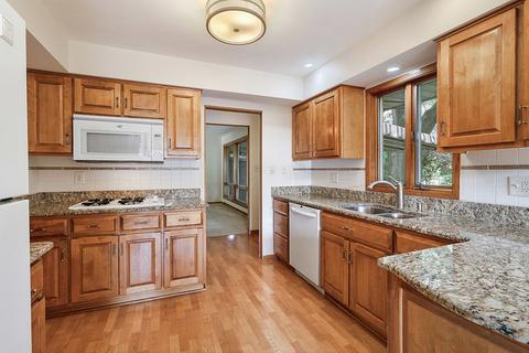 402 Bevan Dr E, Joliet, IL 60435 photo 9