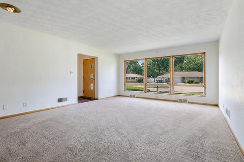 402 Bevan Dr E, Joliet, IL 60435 photo 5