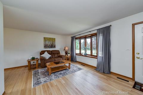 111 N Hale Ave, Bartlett, IL 60103 photo 4