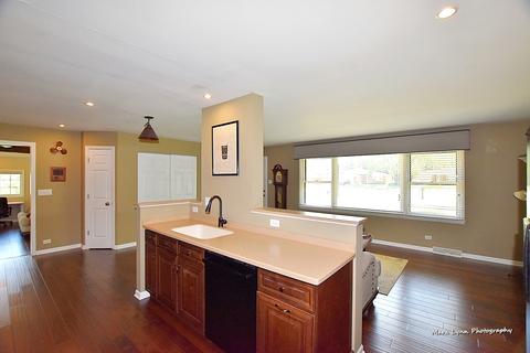 816 Forest Ct, Bartlett, IL 60103 photo 8