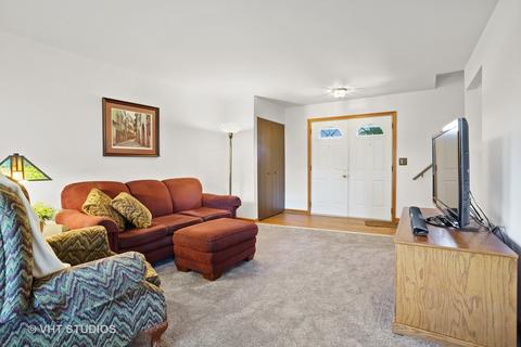 1165 Singleton Dr, Roselle, IL 60172 photo 3