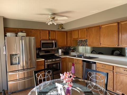676 Glen Ivy Dr, Elgin, IL 60120 photo 3