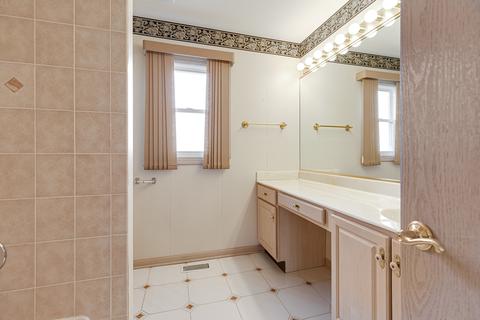 830 Kylemore Dr, Des Plaines, IL 60016 photo 19