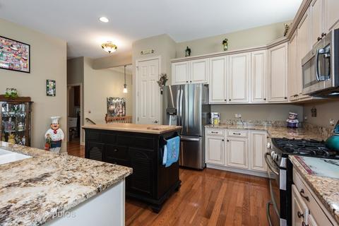 3881 Kingsmill Dr, Elgin, IL 60124 photo 9