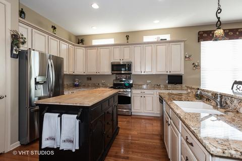 3881 Kingsmill Dr, Elgin, IL 60124 photo 8