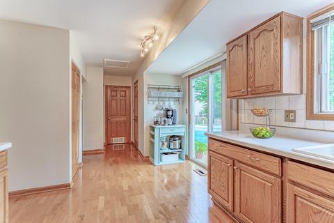811 Heather Ln, Bartlett, IL 60103 photo 8