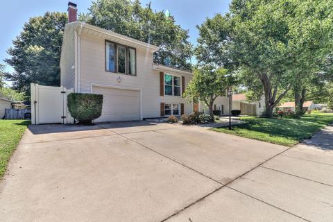 704 Castleton Dr, Champaign, IL 61821 photo 3