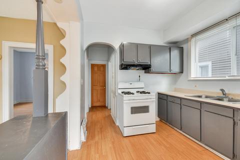 675 E Chicago St, Elgin, IL 60120 photo 8