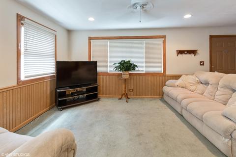 866 Kramer Ave, Elgin, IL 60120 photo 4