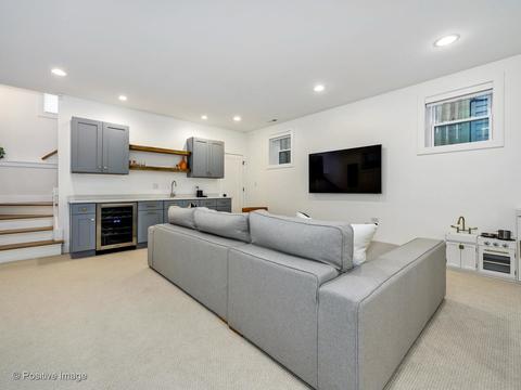3031 N Gresham Ave, Chicago, IL 60618 photo 22