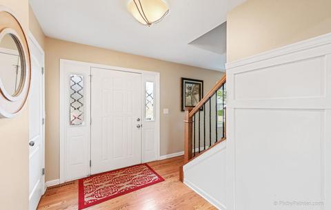28 Devonshire Cir, Elgin, IL 60123 photo 2
