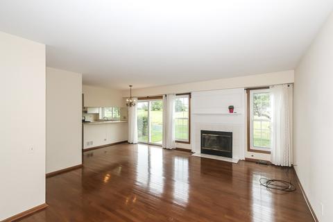 4576 N Sapphire Dr, Hoffman Estates, IL 60192 photo 2