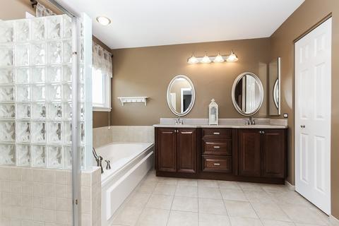 1338 Deerfield Ln, Bartlett, IL 60103 photo 14
