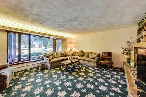 365 Lionel Rd, Riverside, IL 60546 photo 2