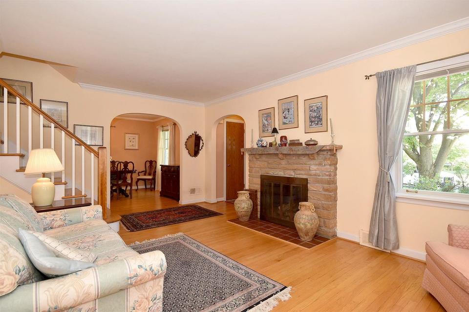  157 N Avon Rd, Elmhurst, IL 60126 photo 5