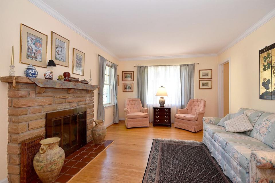  157 N Avon Rd, Elmhurst, IL 60126 photo 2