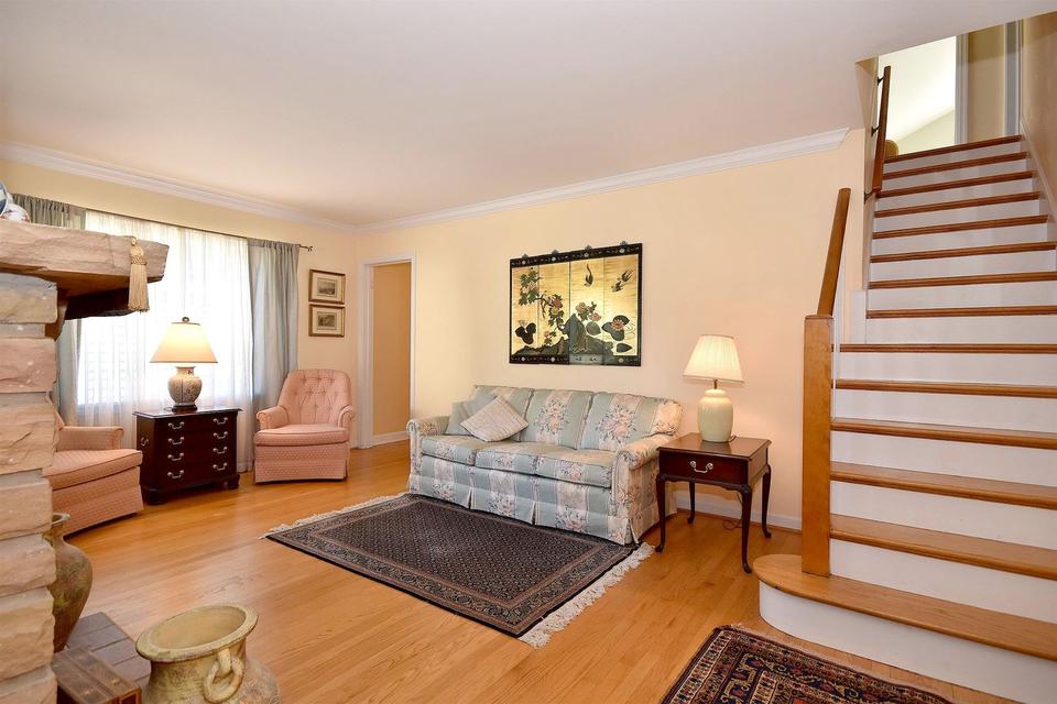  157 N Avon Rd, Elmhurst, IL 60126 photo 4