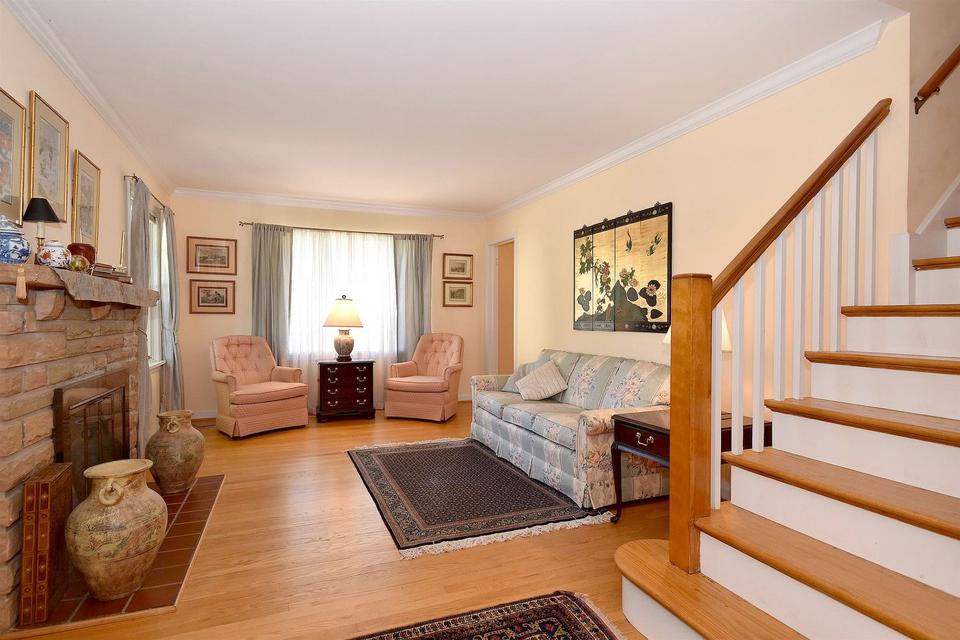  157 N Avon Rd, Elmhurst, IL 60126 photo 3