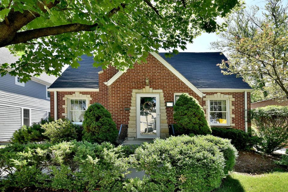  157 N Avon Rd, Elmhurst, IL 60126 photo 1
