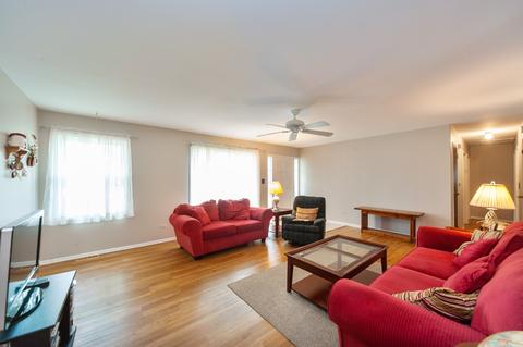 43 Cedar Dr, Wheeling, IL 60090 photo 2