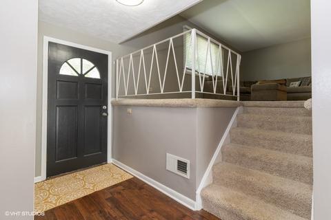 965 Colony Ln, Hoffman Estates, IL 60192 photo 2