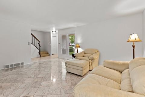 697 Lakeside Circle Dr, Wheeling, IL 60090 photo 2
