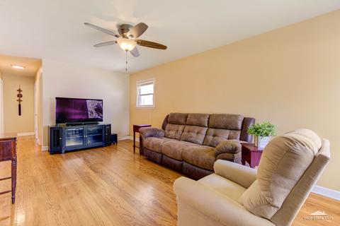 517 Pine Ave, Aurora, IL 60505 photo 2