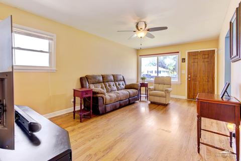 517 Pine Ave, Aurora, IL 60505 photo 3