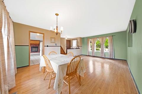 1901 Crescent Ln, Hoffman Estates, IL 60169 photo 2