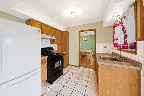 1901 Crescent Ln, Hoffman Estates, IL 60169 photo 4
