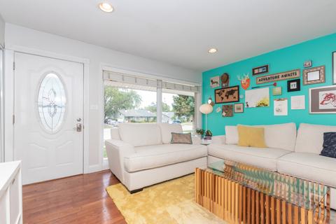215 Bode Rd, Hoffman Estates, IL 60169 photo 3