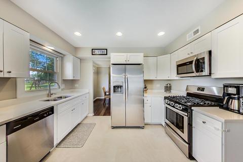 919 Vera Ln, Wheeling, IL 60090 photo 13