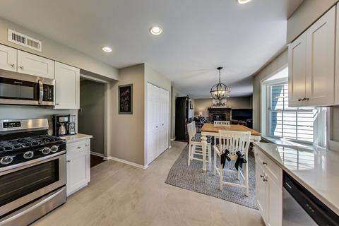 919 Vera Ln, Wheeling, IL 60090 photo 12