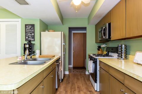 111 E Oak Glen Dr, Bartlett, IL 60103 photo 4