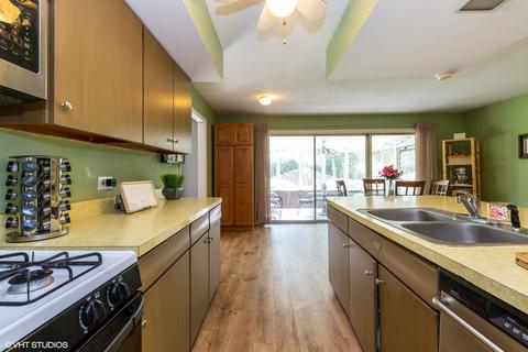 111 E Oak Glen Dr, Bartlett, IL 60103 photo 3