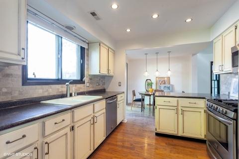 1049 Devonshire Ave, Naperville, IL 60540 photo 6