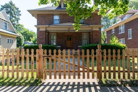 433 Oak Ave, Aurora, IL 60506 photo 1