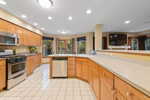 555 Covered Bridge Dr, Elgin, IL 60124 photo 6